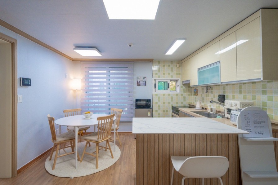DongPyun House 202호 아일랜드 주방과 다이닝 공간